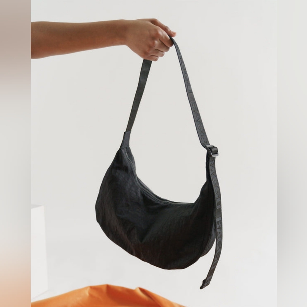 Black Baggu medium crescent